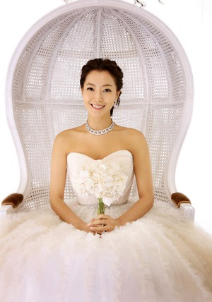 Trong ngày hạnh phúc, Kim Hee Sun đẹp rạng ngời. Khi cô tuyên bố kết hôn, hàng triệu fan hâm mộ đã tiếc hùi hụi vì không còn cơ hội "tơ tưởng" đến thần tượng. (Ảnh: vietbao)